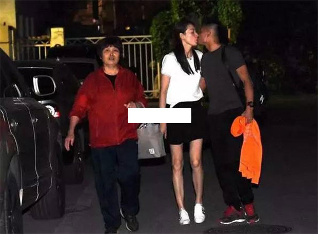Lin Dan kisses Xie Xinfang goodbye as he is leaving for Australia.