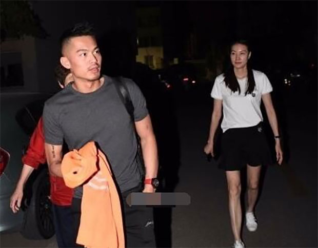 Lin Dan kisses Xie Xinfang goodbye as he is leaving for Australia.