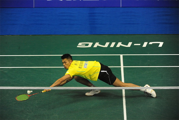 Lin Dan defeats Zhou Zeqi 18-21, 21-18, 21-13 in the China Badminton Super League. (photo: ossports)
