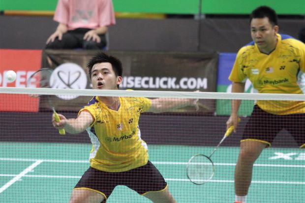 hoon Thien How- Tan Wee Kiong were sent packing 16-21, 20-22 by Singaporeans Danny Bawa Chrisnanta-Chayut Triyachart on Wednesday.