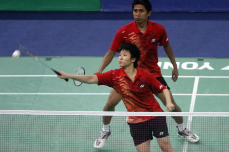 Lilyana Natsir, front, and Nova Widianto overpowered another opponent in the Singapore Open Super Series, taking only 30 minutes to oust England&rsquo;s Anthony Clark and Donna Kellogg in straight sets on Thursday