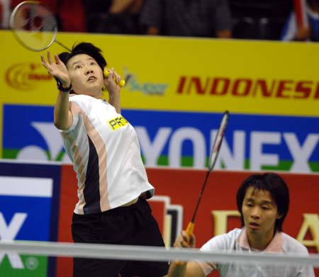 Malaysia's Chen Eei Hui (L) and Wong Pei Tty compete during their women's doubles final against China's Cheng Shu and Zhao Yunlei at the Indonesian Open 2009 badminton competition in Jakarta, Indonesia, on June 21, 2009. Malaysia's Chen Eei Hui and Wong Pei Tty won 2-0 and claimed the title of the event.