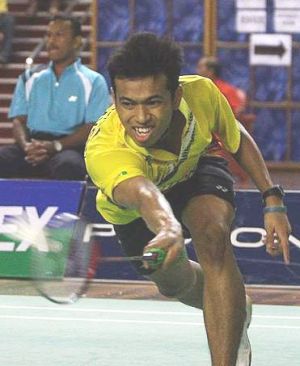 Heroes: Malaysia&rsquo;s Iskandar Zulkarnain Zainuddin returning a shot to China&rsquo;s Tian Houwei during their singles tie.