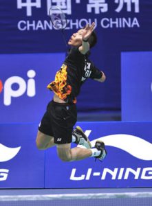 Malaysia's Lee Chong Wei returns a shuttle during men's singles first round match against China's Lu Qicheng at 2009 China Badminton Masters Super Series in Changzhou, east China's Jiangsu Province, Sept. 16, 2009. Lee won 2-0.
