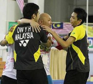 Unbelievable: Malaysia&rsquo;s Ow Yao Han and Chooi Kah Ming (right) celebrate their boys&rsquo; doubles semi-final victory with coach Yap Kim Hock yesterday.