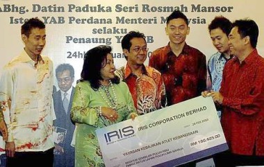 Money as promised: Datin Seri Rosmah Mansor receiving a mock cheque from Iris Corporation Berhad managing director Datuk Tan Say Jim at a luncheon in Putrajaya yesterday. Looking on are (from left) Lee Chong Wei, Datuk Razali Ibrahim, Tan Boon Heong and Koo Kien Keat.