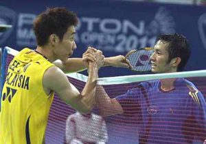 Malaysia&rsquo;s Lee Chong Wei shaking hands with Vietnam&rsquo;s Nguyen Tien Minh after beating him 21-15, 21-16 in the men&rsquo;s singles quarter-finals.