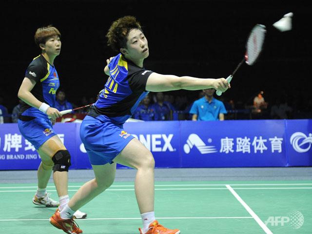 Wang Xiaoli (L) and Yu Yang (R) of China compete against Duanganong Aroonkesorn and Kunchala Voravichitchaikul of Thailand during the semi-final match at the Uber Cup.