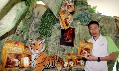 Endorsement: Lee Chong Wei posing with some of the products after signing on as the brand ambassador for CNI White Coffee Cendawan Susu Harimau and Well3 brand in Shah Alam Tuesday.