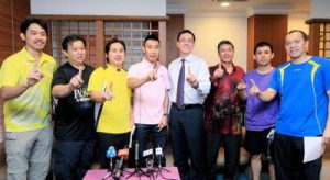 Driving force: World No. 2 and National Champion Lee Chong Wei (fourth from the left) showing the 1Malaysia sign to the pixmen after hosting lunch for the members of the media yesterday. Also present (from left) men&rsquo;s singles coach Rashid Sidek and Tey Seu Bock, mixed doubles coach Jeremy Gan, BAM secretary Ng Chin Chai, Wong Ah Jit, men&rsquo;s doubles coach Pang Cheh Chang and head coach for the doubles team Tan Kim Her