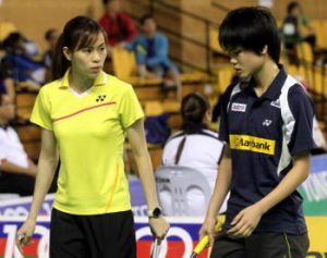 Helping hand: Lim Yin fun (right) getting some advice from coach Wong Mew Choo during her match at Juara Stadium Thursday.