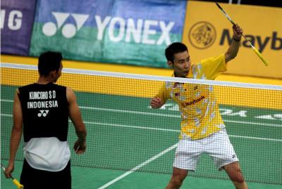 Record breaker: Malaysia&rsquo;s Lee Chong Wei (right) celebrates after beating Sony Dwi Kuncoro of Indonesia in the men&rsquo;s singles final of the Malaysian Open at the Putra Stadium in Bukit Jalil yesterday. He won 21-7 21-8.