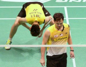 Shameful: Malaysia&rsquo;s Koo Kien Keat and Tan Boon Heong react after losing to Taiwan&rsquo;s Lee Sheng mu-Tsai Chia-hsin on Sunday.
