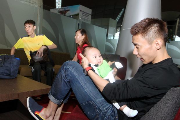 Lee Chong Wei (right) enjoying some time with his son, Kingston, before departing to Hong Kong.
