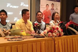 Mohd Arif Abdul Latif (left) during the sponsorship signing ceremony with badminton equipment company Fleet on Wednesday.