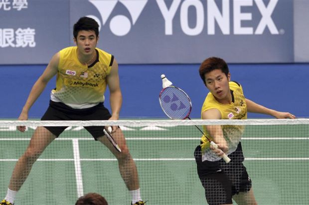 Goh V Shem (right) returns a shot to Ko Sung-hyun and Lee Yong-dae of South Korea as his partner Lim Khim Wah looks on during a men&rsquo;s doubles semi-final match at the Badminton Asia Championships in Taipei on April 20.
