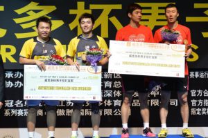 Malaysian pair Hoon Thien How (left) and Tan Wee Kiong holding the runner-up's mock cheque beside champions Lee Yong-dae-Yoo Yeon-seong after losing the China Open doubles final on Sunday.