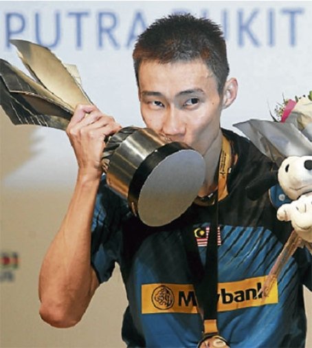Lee Chong Wei kisses his trophy after winning the Maybank Malaysia Open yesterday.