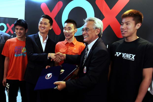 A group shot of sponsorship ceremony between BAM, represented by its president Tengku Tan Sri Mahaleel Tengku Ariff (second right) and XOX, repersented by its managing director, Datuk Eddie Chai (second left), and attended by recently crowned Malaysian Open singles and doubles champions, Lee Chong Wei (centre) and Lim Khim Wah (left)-Goh V Shem in Bukit Kiara on Monday.