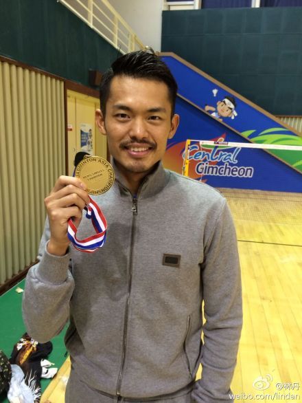 Lin Dan shows off his 2014 Asian Badminton Championship gold medal