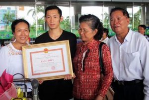 Nguyen Tien Minh receives recognition by local government for winning the 2013 US Open Championships
