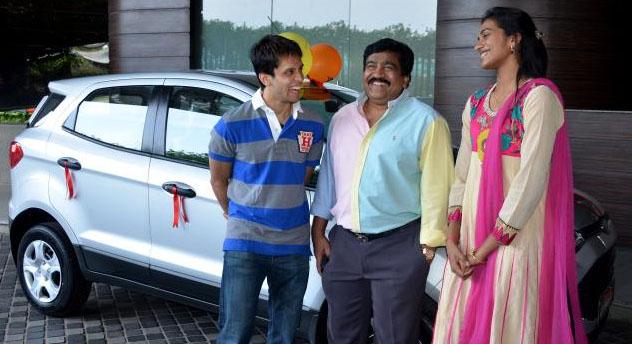 Parupalli Kashyap (left) and P. V. Sindhu standing infront of a Ford Ecosport car.