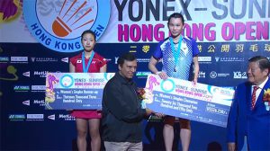 Nozomi Okuhara (red shirt) with Tai Tzu-ying at the trophy ceremony