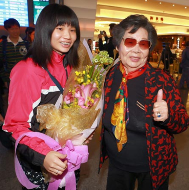 Tai Tzu-ying and her grandmother pose for a photo at Taiwan Taoyuan International Airport. (Photo/Chen Chi-chuan)