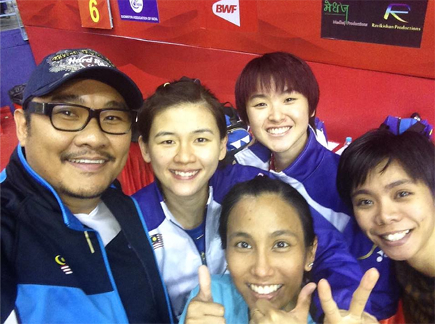 Vivian Hoo/Woon Khe Wei and Amelia Alicia Anscelly/Soong Fie Cho taking selfies with their coach Rosman Razak (photo: Rosman Razak's Facebook)