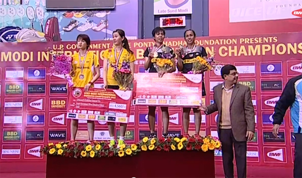 Vivian Hoo (yellow shirt, left) / Woon Khe Wei on the podium with Soong Fie Cho (black shirt, left) - Amelia Alicia Anscelly
