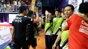 Lee Yong-Dae congratulates Mak Hee Chun/Tan Bin Shen after their win over Ow Yao Han/Tan Boon Heong (photo: Muar City's FB)