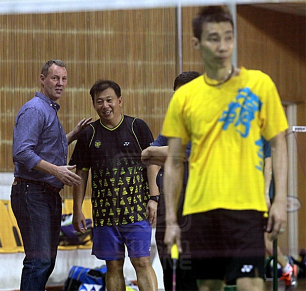 Morten Frost talks to Tey Seu Bock during Lee Chong Wei's training session