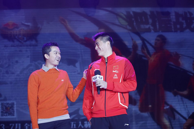 Taufik Hidayat interacts with Fu Haifeng on stage