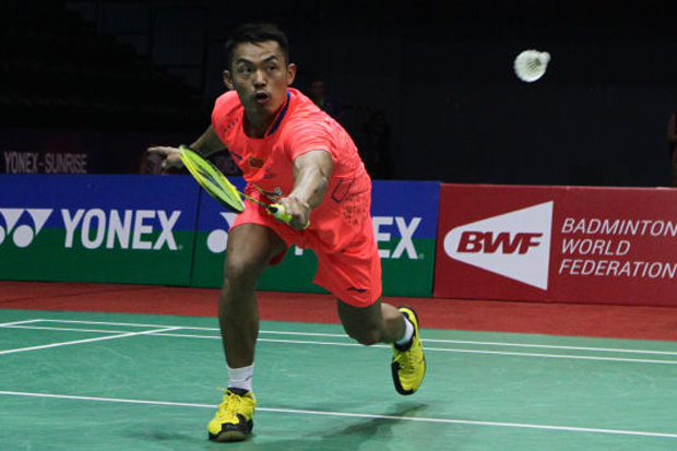 Lin Dan returns a shot from his opponent at India Open