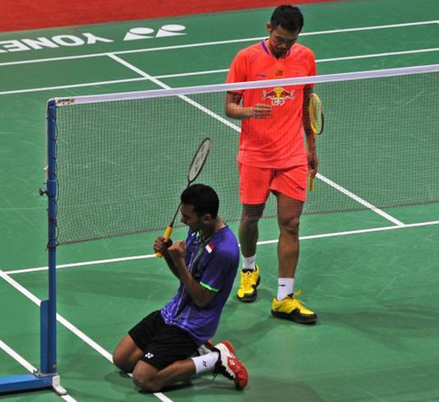 Tommy Sugiarto dropping to his knees to celebrate his India Open victory over Lin Dan. (Photo: S. Subramanium)