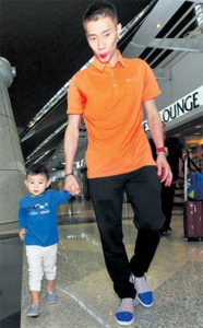 Lee Chong Wei and Kingston enjoying some father son time at the airport. (photo: Kosmo)