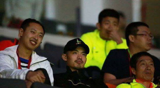 Lin Dan and Chen Long were in the crowd watching Lee Chong Wei played against Lee Dong Keun on Day 1 of Sudirman Cup.