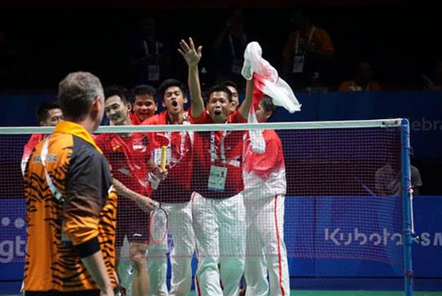 The Indonesian celebrate their team's thrilling win over Malaysia in front of Morten Frost. (photo: SEA Games)