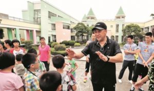 Li Yongbo gives the kids a high five