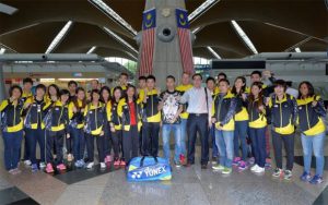 Malaysia's world championships team pose for a team photo at the Kuala Lumpur airport as they leave for Jakarta. (photo: Bernama)