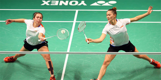 Setyana Mapasa (left) & Gronya Somerville are eye candies at Sydney International. (photo: Sydney Badminton International)