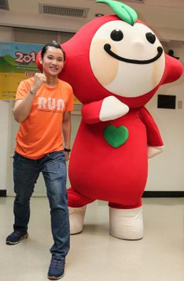 Tai Tzu Ying and "Apple" the mascot pose for pictures. (photo: cna)