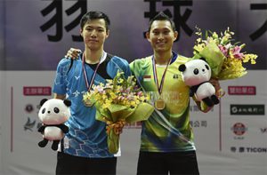 Sony Dwi Kuncoro poses on the podium with Wang Tzu Wei. (photo: BWF)