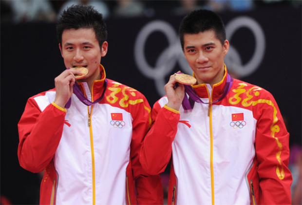 Cai Yun and Fu Haifeng (right) of China stand on the podium with their gold medals at the London 2012 Olympic Games.