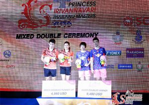 Chan Peng Soon/Goh Liu Ying pose for a trophy photo with mixed champions Zheng Siwei/Chen Qingchen. (photo: Jane Piyatat)