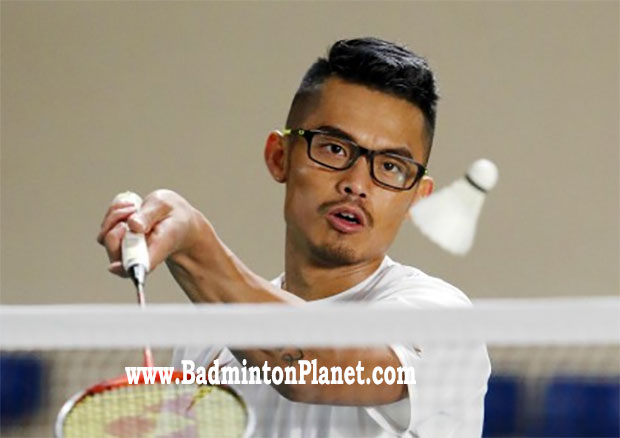 Lin Dan looks so cool when wearing glasses while playing badminton. (photo: AFP)