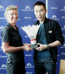 Julie Carrel presented a souvenir to Lee Chong Wei during a partnership ceremony between SKYCITY and Badminton New Zealand in December 2012. (photo: Reuters)