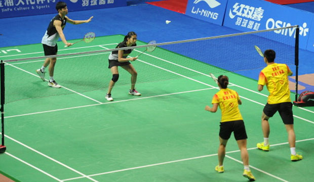 Chan Peng Soon (L) and Goh Liu Ying (2nd L) of Malaysia were playing against Xu Chen (R) and Ma Jin (2nd R) of China at the 2012 China Open. (photo: GettyImages)