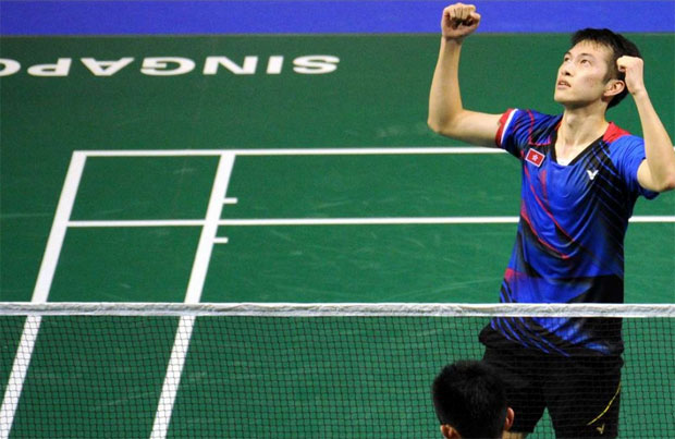 Angus Ng Ka Long(above), arms raised in triumph after defeating Chen Long in the quarter-finals of Singapore Open. (photo: Xinhua)