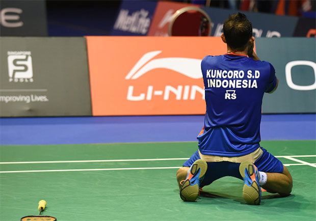 Sony Dwi Kuncoro of Indonesia drops to his knees as he defeats Lin Dan in the Singapore Open semi-finals. (photo: AFP)